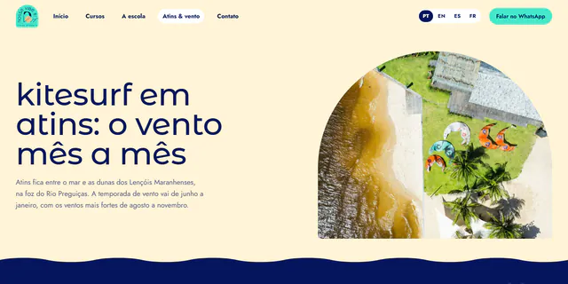 A página “Atins & vento” do site da Nossa Vibe num computador: o título “kitesurf em atins: o vento mês a mês” e uma foto aérea da escola, com os kites na grama.